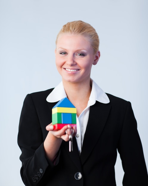 Femme tenant une maison