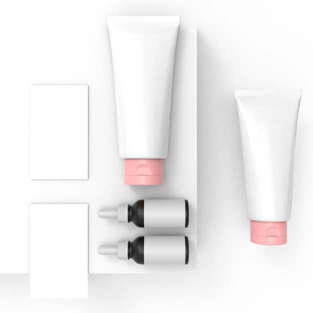 Femme tenant une maquette de produit de soin de la peau
