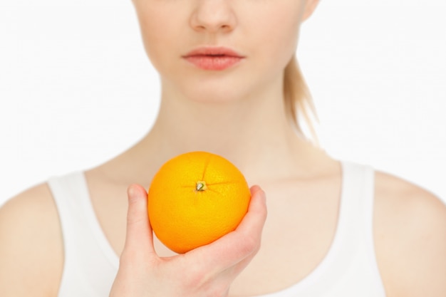 Femme tenant une orange