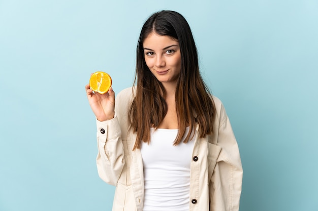 Femme tenant une orange