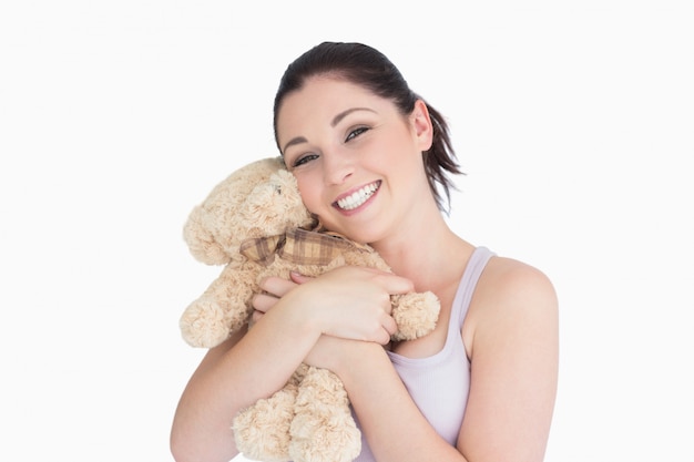 Femme tenant un ours en peluche