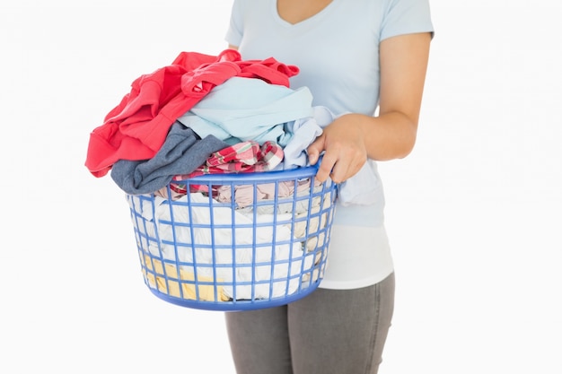 Femme tenant un panier à linge