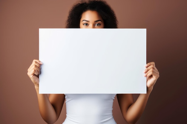 Une femme tenant un papier blanc tenant un cadre d'image blanc blanc avec les deux mains générées par l'IA