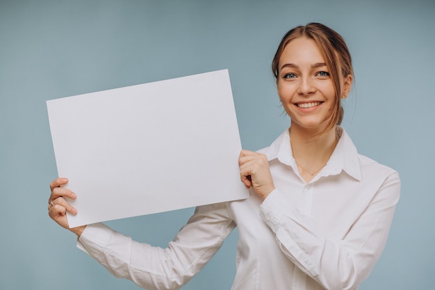 Femme tenant des papiers et debout isolé sur bleu