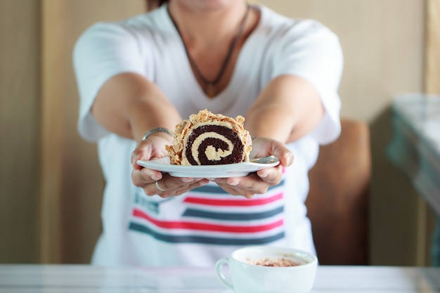 Femme Tenant Un Petit Pain De Gâteau