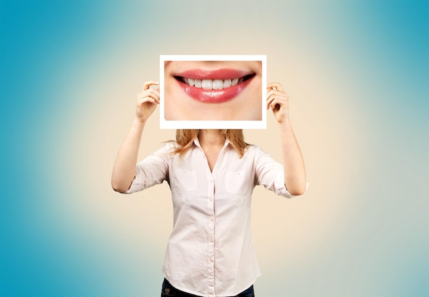 Femme tenant une photo avec un grand sourire