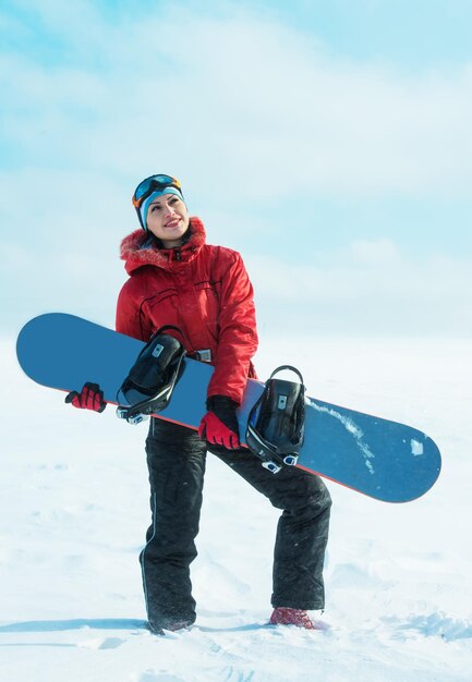 Femme tenant une planche à neige