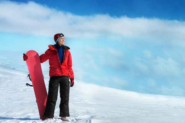 Femme tenant une planche à neige