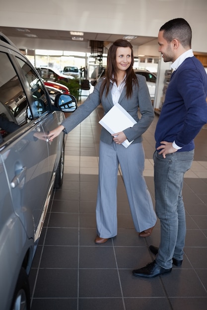 Femme tenant la poignée de voiture