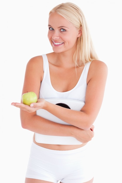 Femme tenant une pomme et une balance