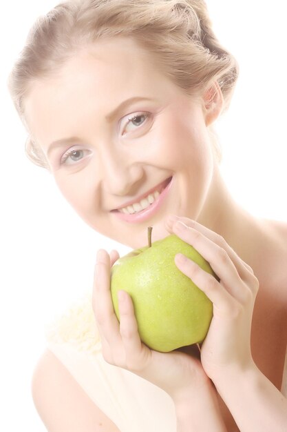 Femme tenant une pomme verte