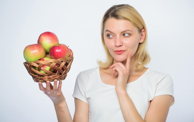 Femme tenant des pommes Cuisson de la tarte aux pommes Délicieuses recettes Trouver une idée pour cuisiner Fille vivre une vie saine Apple fruits bio Mangez sainement Bonnes tartes aux pommes une partie considérable du bonheur domestique