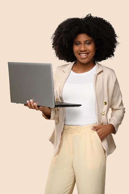 une femme tenant un portable et un portable qui dit afro