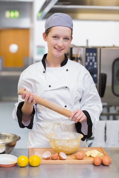 Femme tenant un rouleau à pâtisserie et préparant la pâte