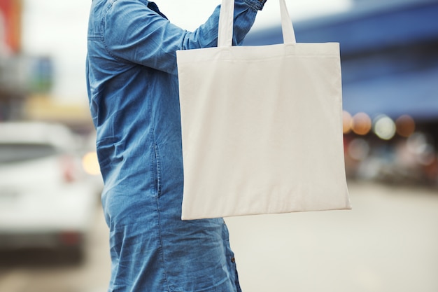 Femme tenant un sac en coton pour faire du shopping. concept écologique