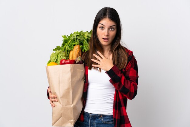 Femme tenant un sac avec des légumes