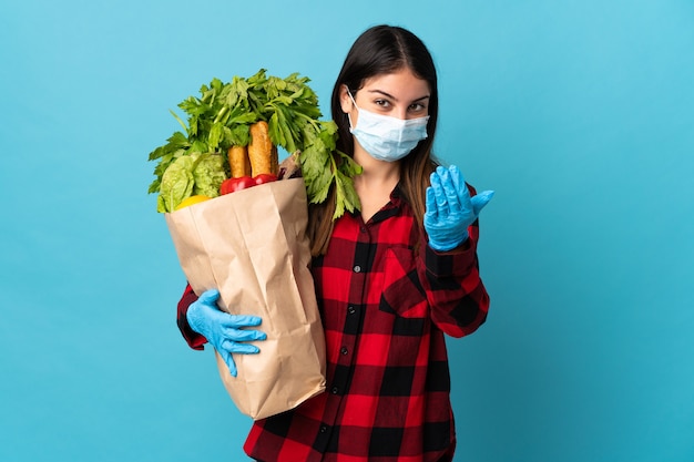 Femme tenant un sac avec des légumes