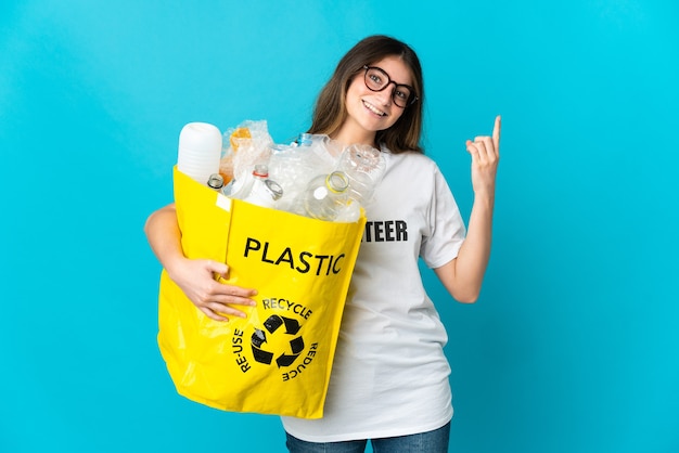 Femme tenant un sac plein de bouteilles à recycler isolé