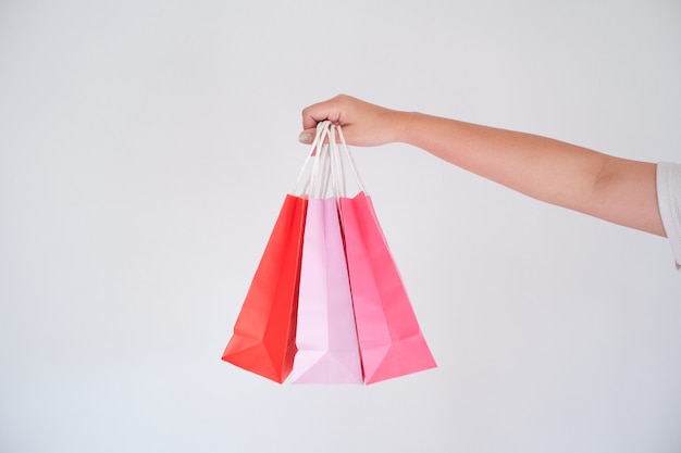 femme tenant le sac à provisions