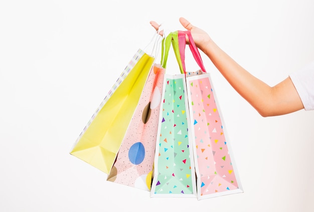 Femme tenant des sacs à provisions multicolores