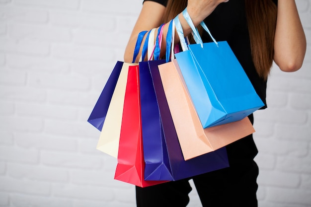 Femme tenant des sacs à provisions avec de nouveaux achats.