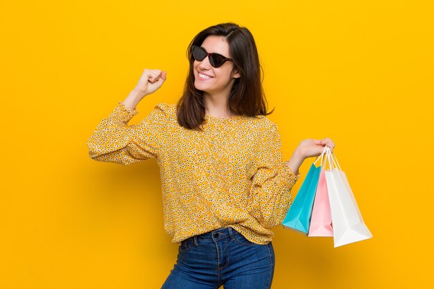 Femme tenant des sacs à provisions