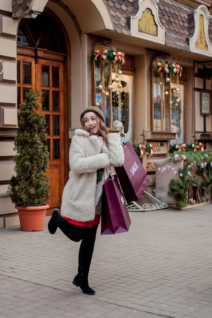 Femme tenant des sacs à provisions