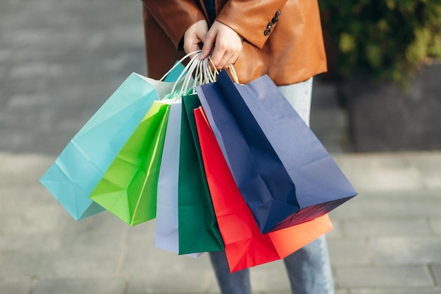 Femme tenant des sacs à provisions