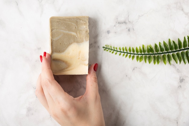 Femme tenant un savon fait maison