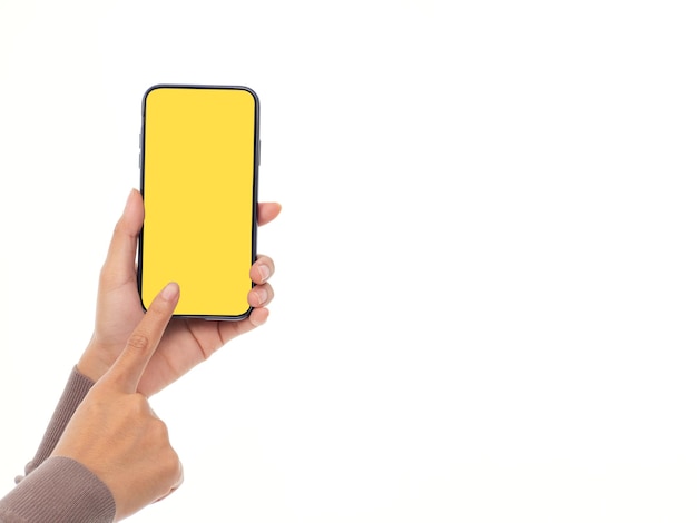 Femme tenant un smartphone avec écran jaune