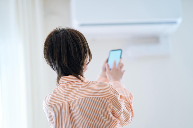 une femme tenant un smartphone