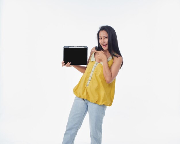 Photo une femme tenant une tablette avec un écran vide