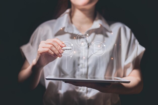 Femme tenant une tablette avec l'icône de l'ampoule à l'écran Concept technologique