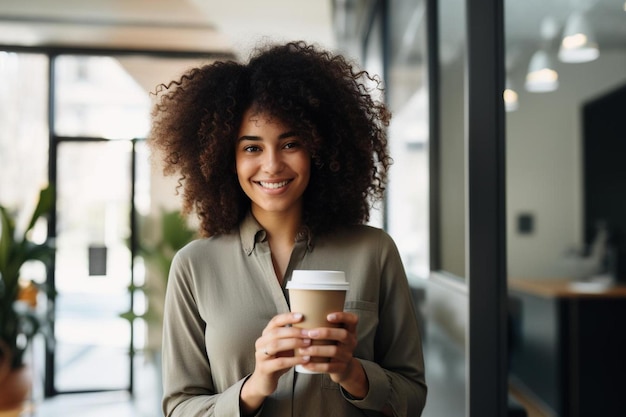 une femme tenant une tasse de café et souriante