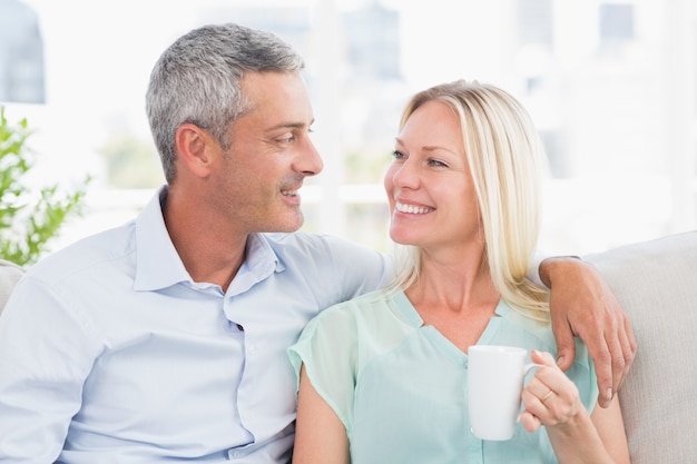 Femme tenant une tasse de café tout en regardant l&#39;homme