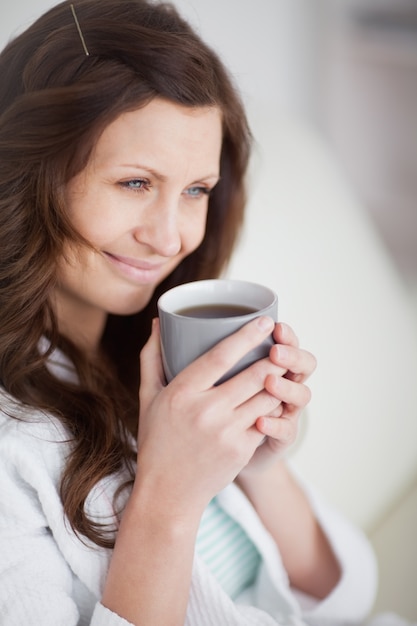 Femme tenant une tasse de café