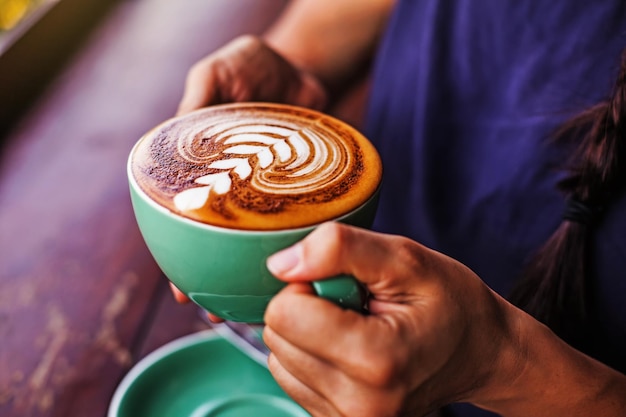 Femme tenant une tasse de café