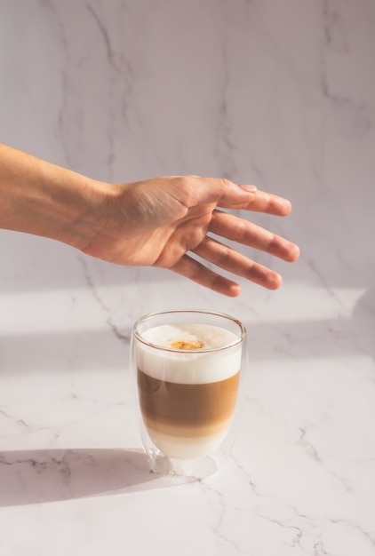 Femme tenant une tasse de café