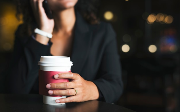 Femme tenant une tasse de café