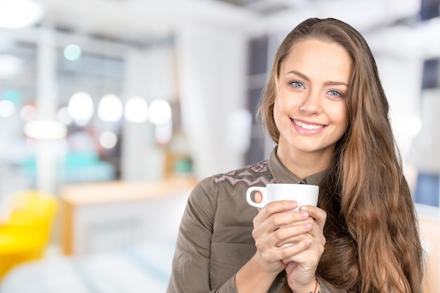 Femme tenant une tasse de café