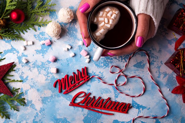 Femme Tenant Une Tasse De Chocolat Chaud