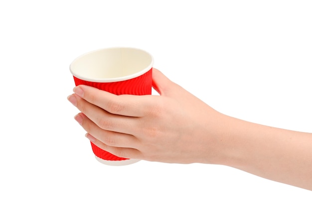 Femme et tenant une tasse de papier pour diverses boissons isolées sur blanc