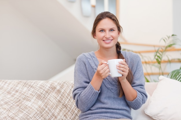 Femme tenant une tasse de thé