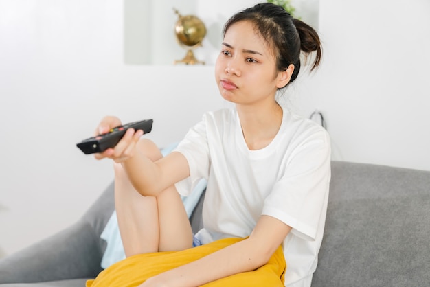 Femme Tenant La Télécommande Du Téléviseur Pour Regarder Des Films.