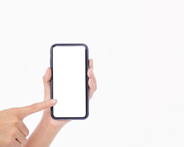 Femme tenant un téléphone mobile avec écran blanc sur un mur blanc, gros plan