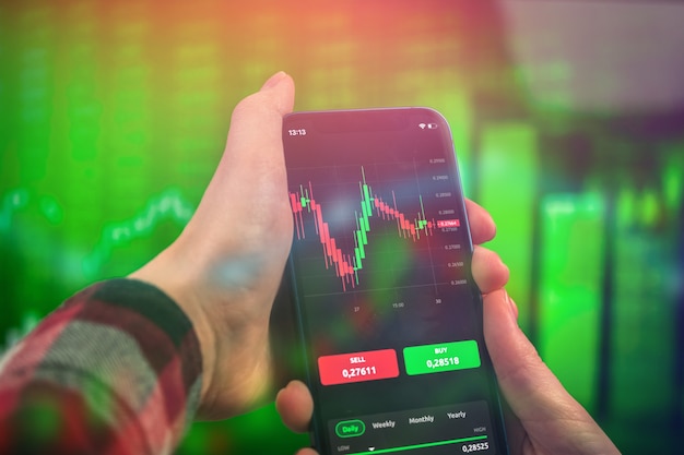 Femme tenant un téléphone portable avec application de trading, graphique boursier sur écran de smartphone. Forex et investissement crypto monnaie entreprise technologie concept photo d'arrière-plan