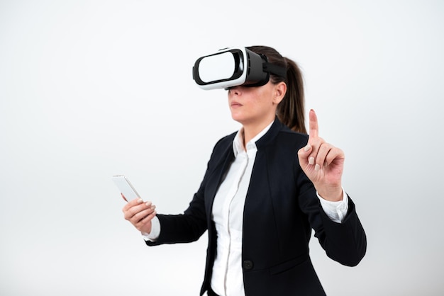 Femme tenant un téléphone portable portant des lunettes Vr et pointant sur la mise à jour récente avec un doigt Femme d'affaires ayant des lunettes de réalité virtuelle Téléphone portable et présentant une nouvelle idée
