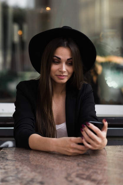 Une femme tenant un téléphone portable