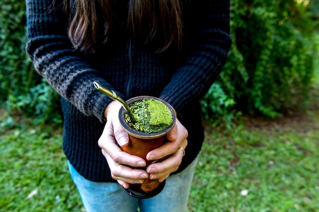 Femme tenant un thé chimarrao Yerba Mate sud-américain traditionnel au Brésil