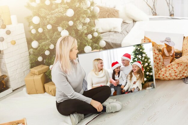 Femme tenant une toile photo sur le fond d'un intérieur de Noël